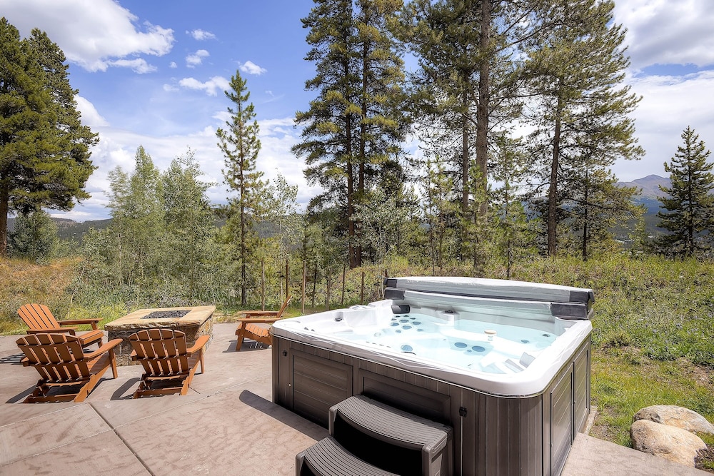 Sunrise Ski Haus 4 Bedroom Home by RedAwning