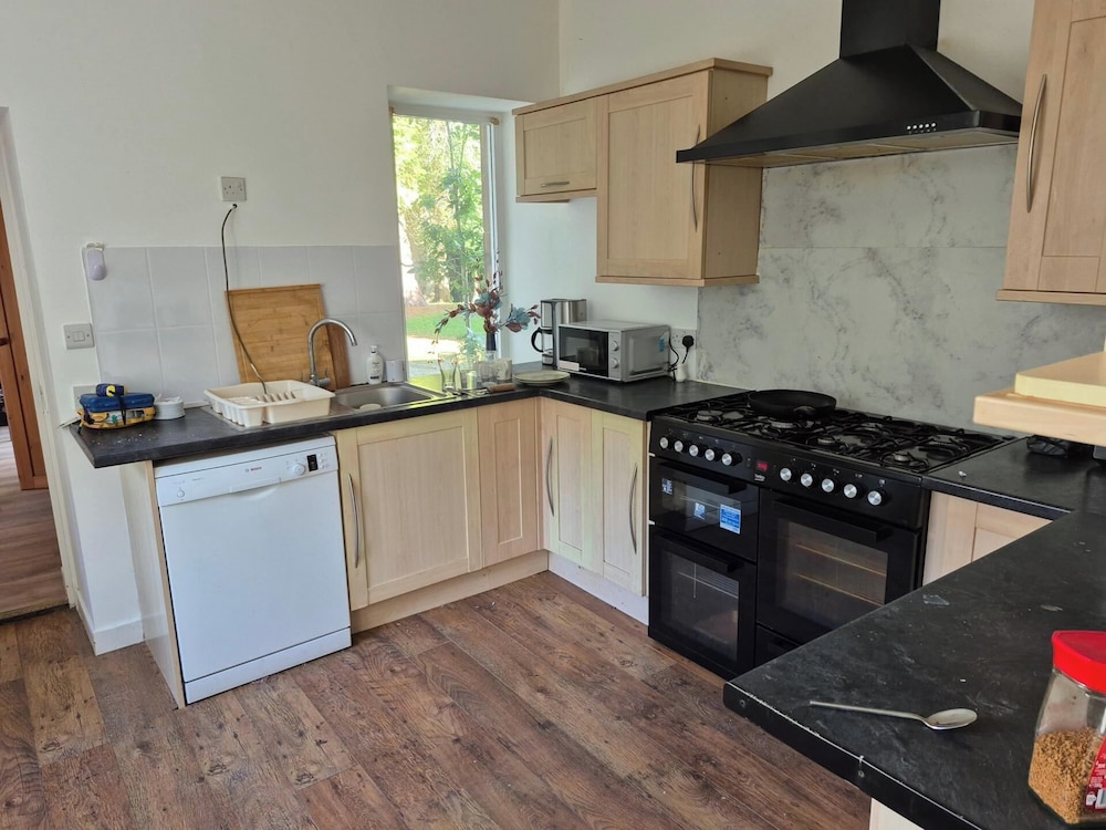 Hawick - House - Sleeps 9 - Hot Tub