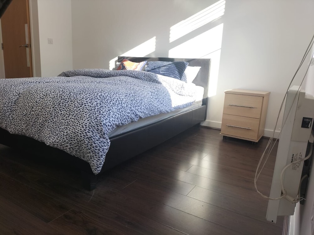 Central 2-bed Apt - Sleeps 4 - Parking & Wifi