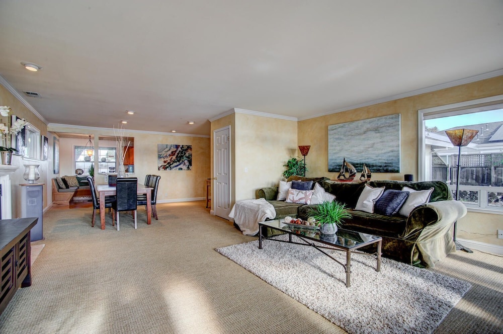 4 Br Waterfront , Private Beach 4 Bedroom Home by RedAwning