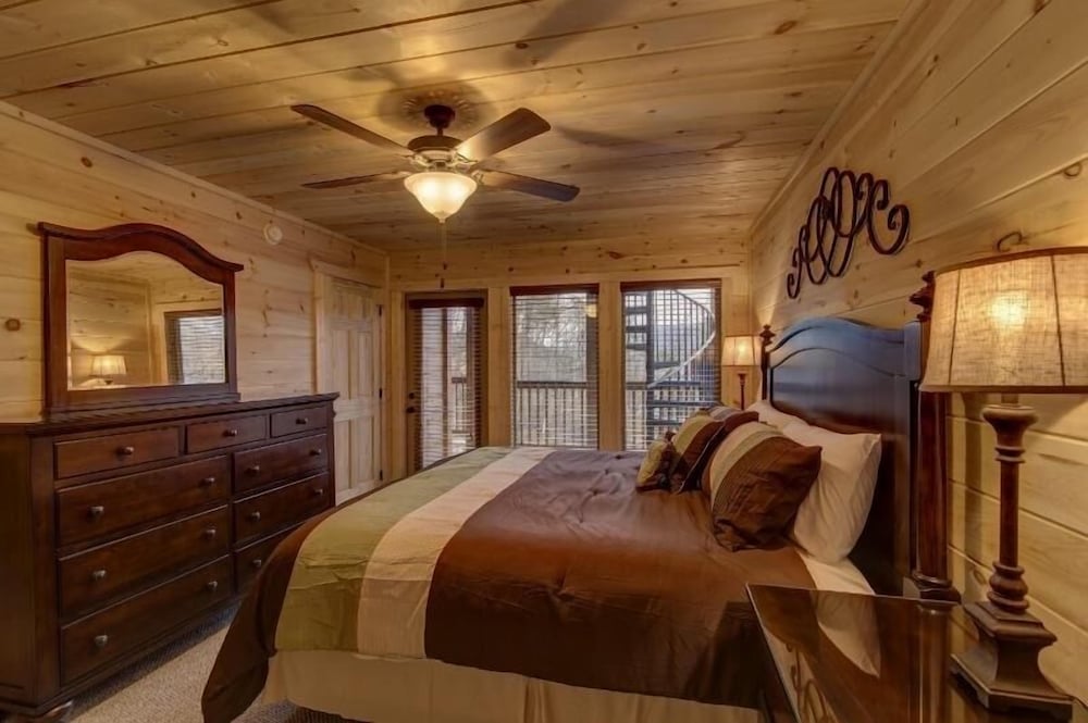 A Suitetastic View - 4 Bedrooms, 4 Baths, Sleeps 12 Home by RedAwning