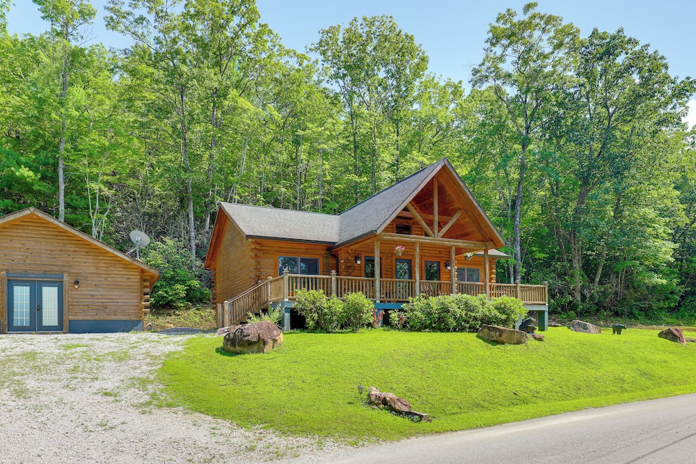 Explore Linville Falls: Cabin w/ Game Room + Deck!