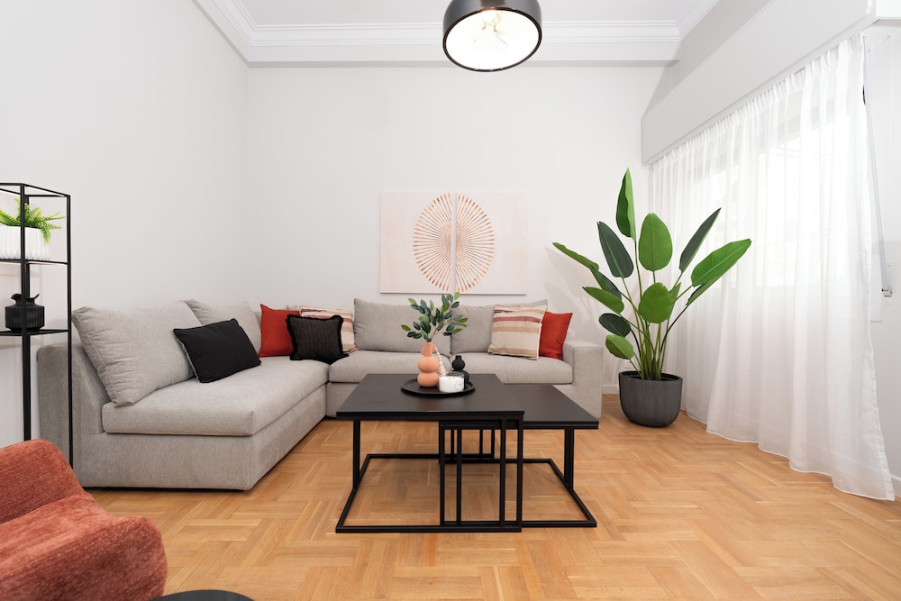 Spacious & Stylish Athens Apartment - Walk To Metro