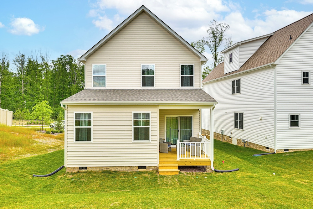 12 Mi to Dtwn Richmond: Spacious Home w/ Deck!