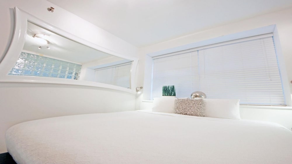 Beachfront 4 Room Ocean Drive Deluxe Suite view 4