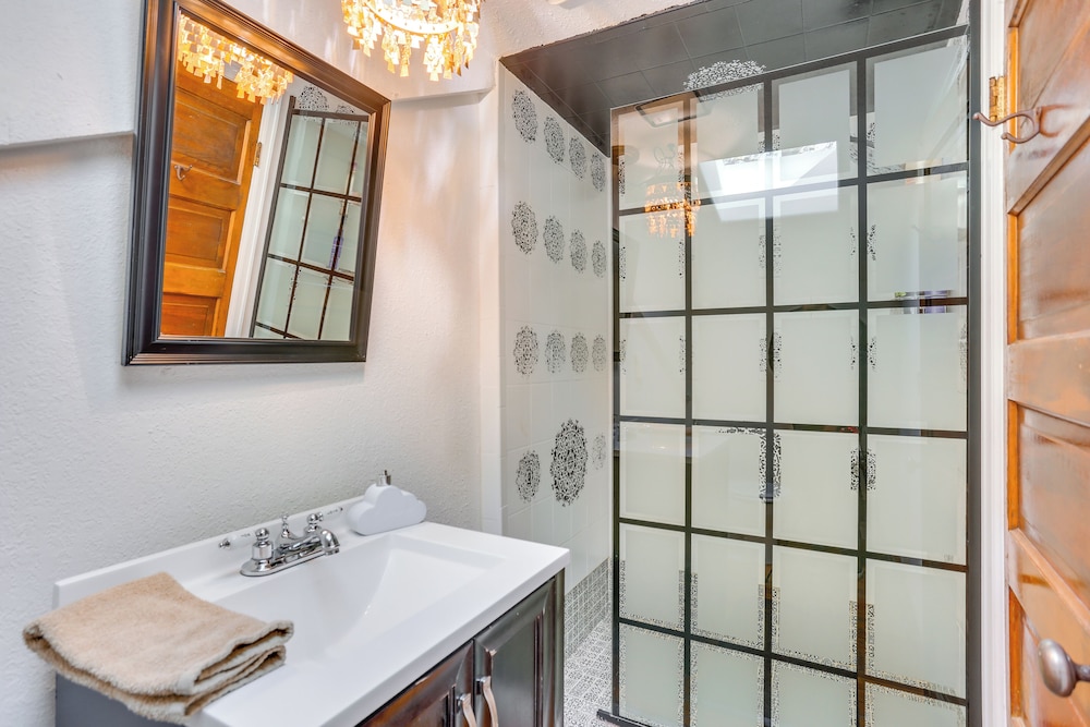 Vintage Farmhouse w/ Hot Tub in Larkspur