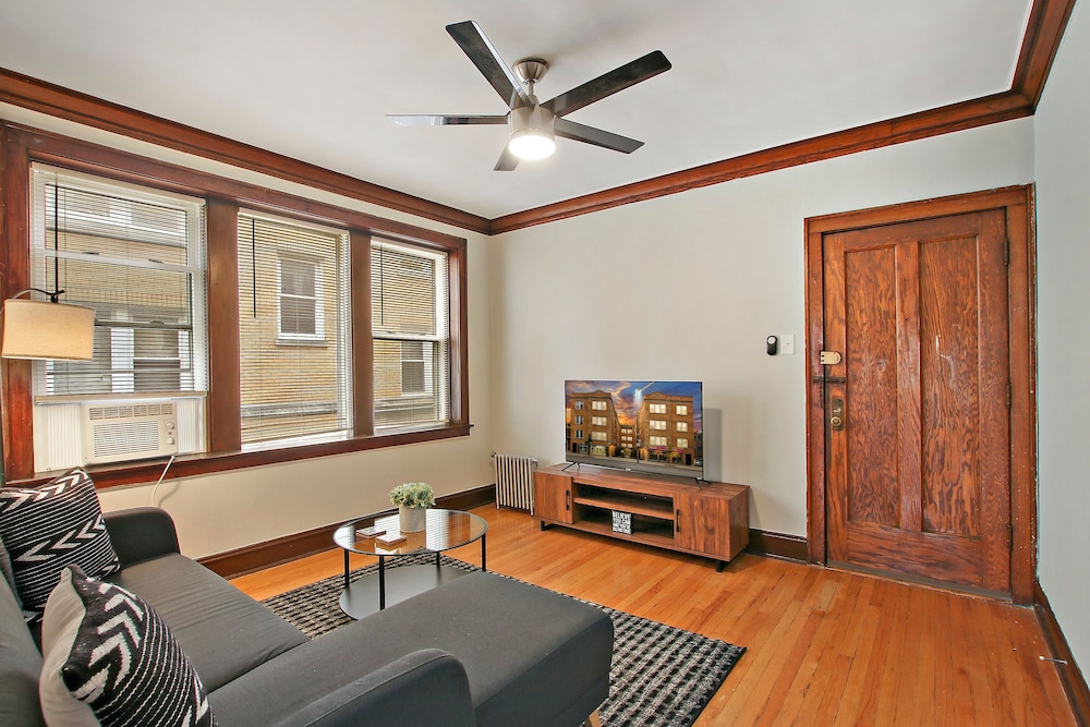 Inviting 2BR Apt - Fullerton 1B