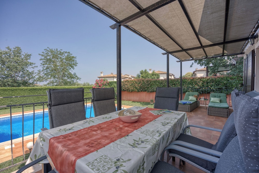 Villa Kristina With Pool