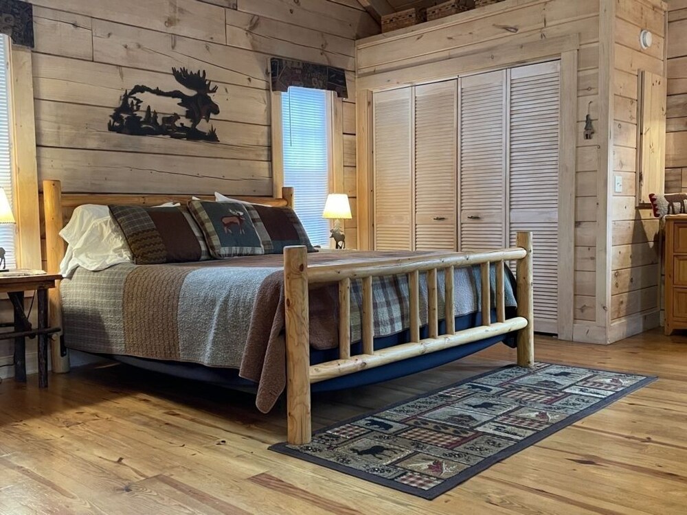 Private and Perfect! - hot tub, king bed, fireplace - dog and motorcycle friendly Studio Cabin by RedAwning view 4