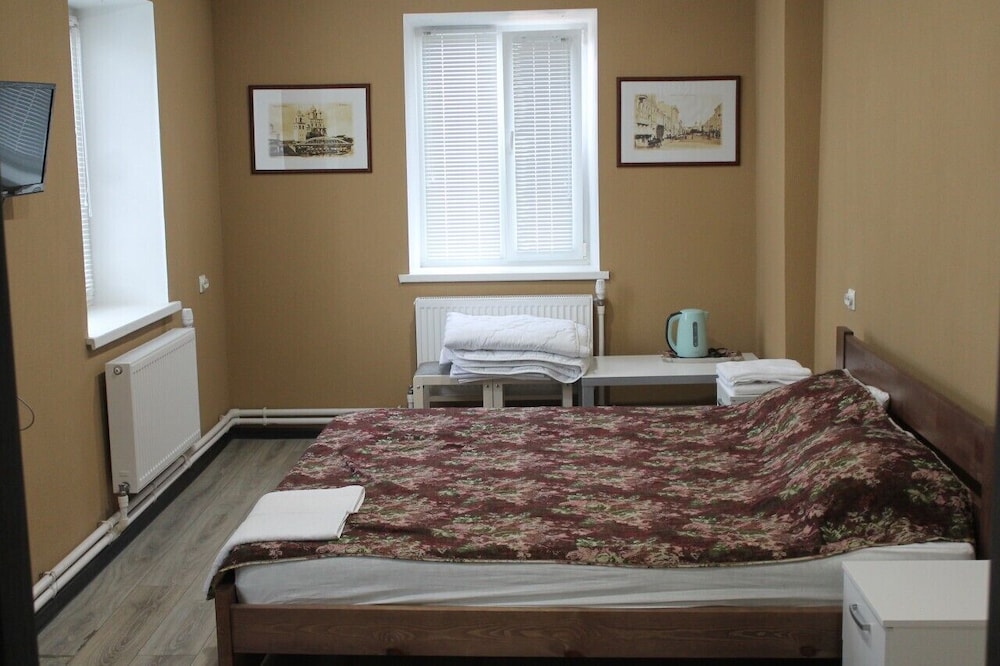 Private Guesthouse With Deluxe Home Theater 1 Bedroom Home by RedAwning - Property Image 6