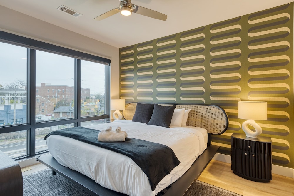 Wonderstruck Walkable Midtown Location at Odyssey Pool BBQ Fitness Room