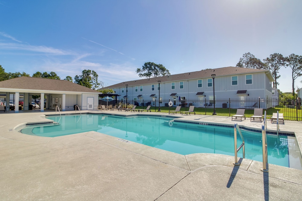 Pensacola Retreat w/ Pool Access, 20 Mi to Beach