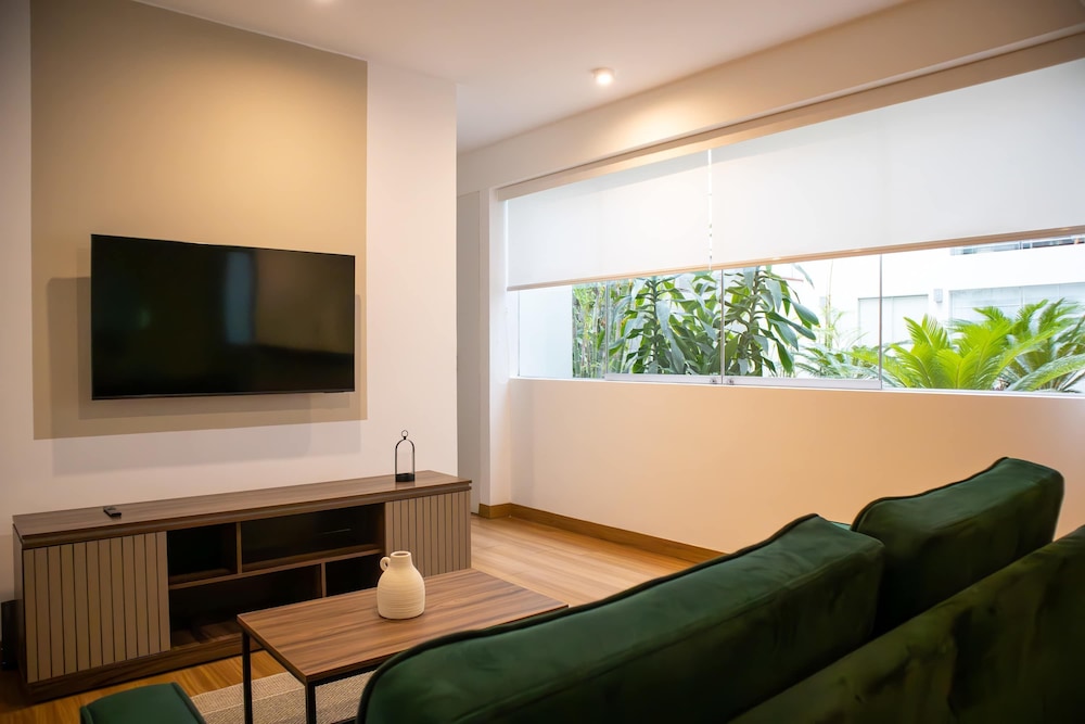 w Striking 1BR in Miraflores