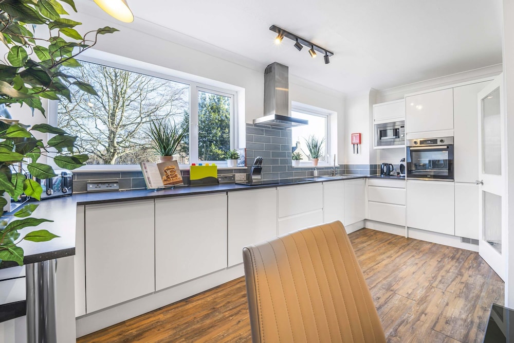 Elegant 4BR House Near City Centre Angus Suites