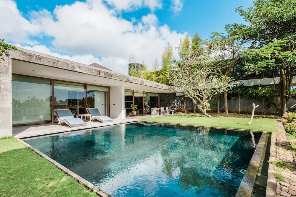 Jimbaran Balangan BeachFront Villa Nakar