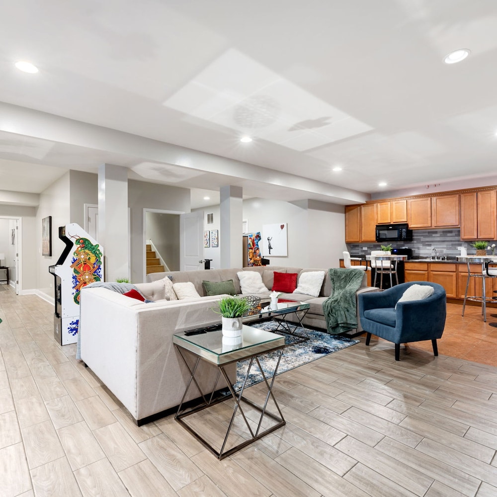 Spacious Luxury Retreat 8 Bed Oasis With 6 Baths