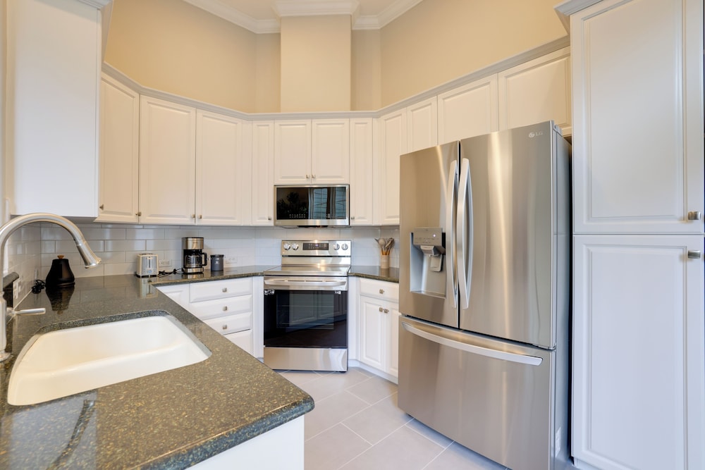 Townhome w/ Patio < 5 Mi to UF Campus!