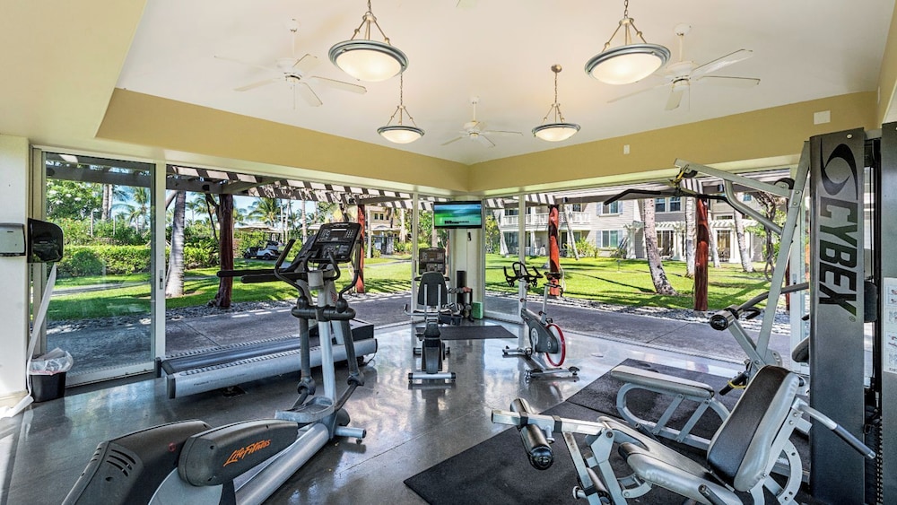 Top-floor Condo w/ Golf and Mountain Views - Pool, Gym, Wifi - Vrkcv