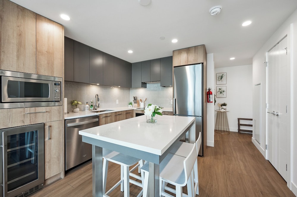 AQUA Corner Unit w Amazing View 614