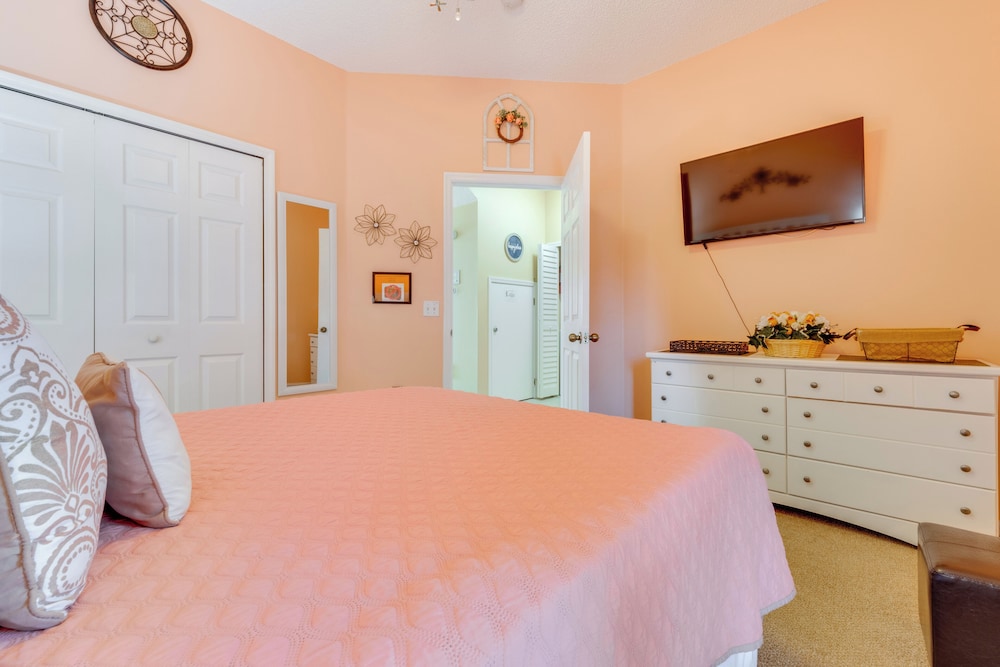 10 Mi to Disney Parks: Resort Retreat w/ Patio