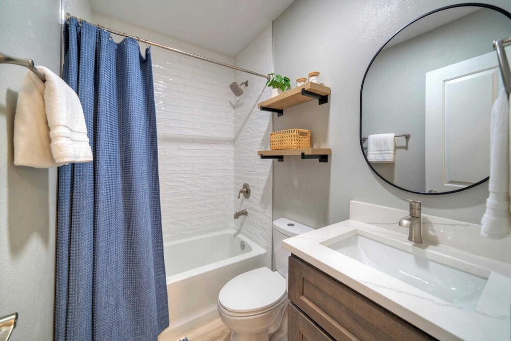 Steps to Sandfest 2 Condos in Beachfront Complex w/ Pool, Pickleball/tennis