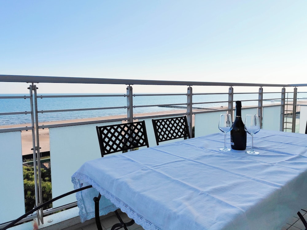 Spacious Flat With Balcony by the sea