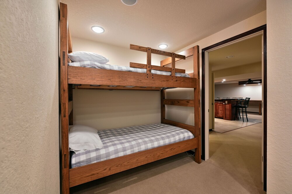 Unit 701 5 Bd 3 Ba 5 Bedroom Condo by RedAwning