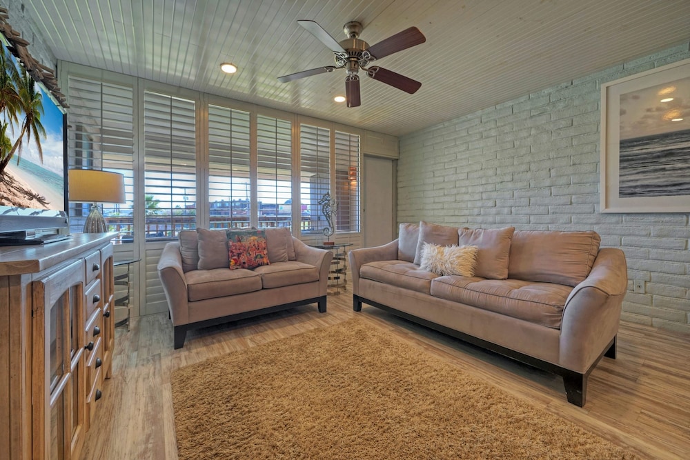 Pour Me a Vacation Mins to Beach Community Pool Tennis Court Private Balcony