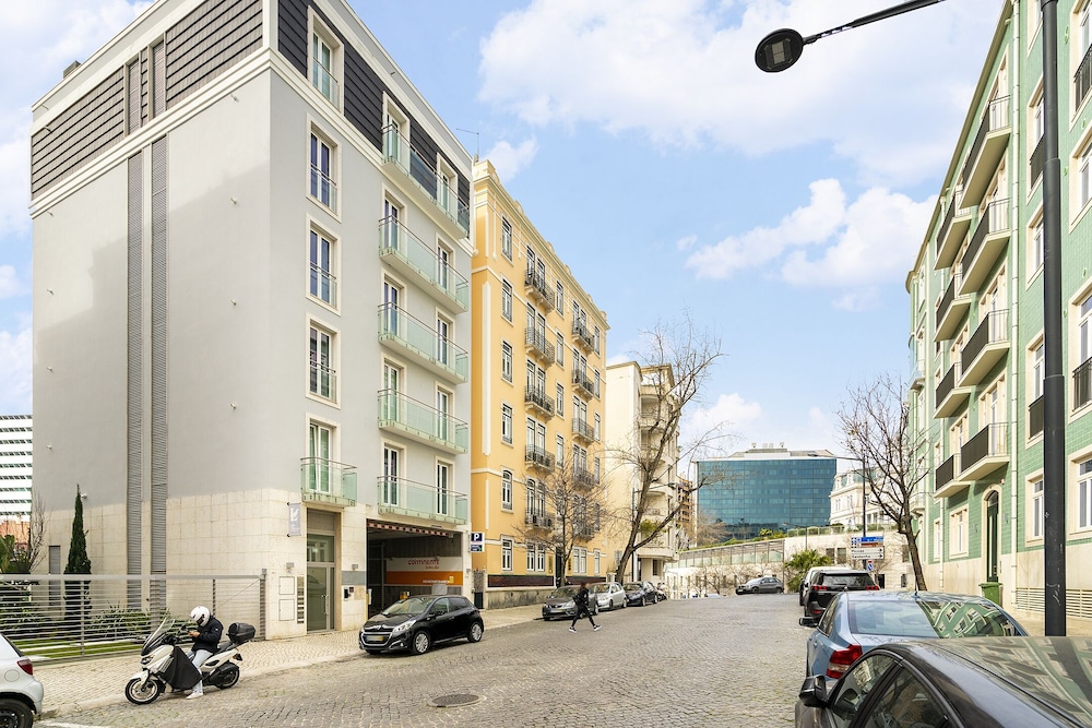 Urban Retreat: Downtown Luxury, Parking, Ac & Elevator