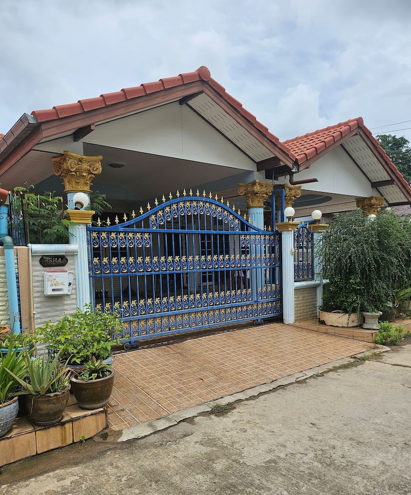 Room in Guest Room - Stunning Home Great Location view 2