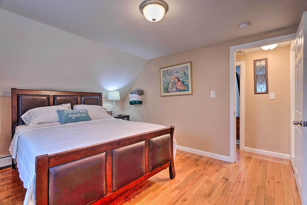 Cozy Third-story Apartment in Dtwn Brockton!