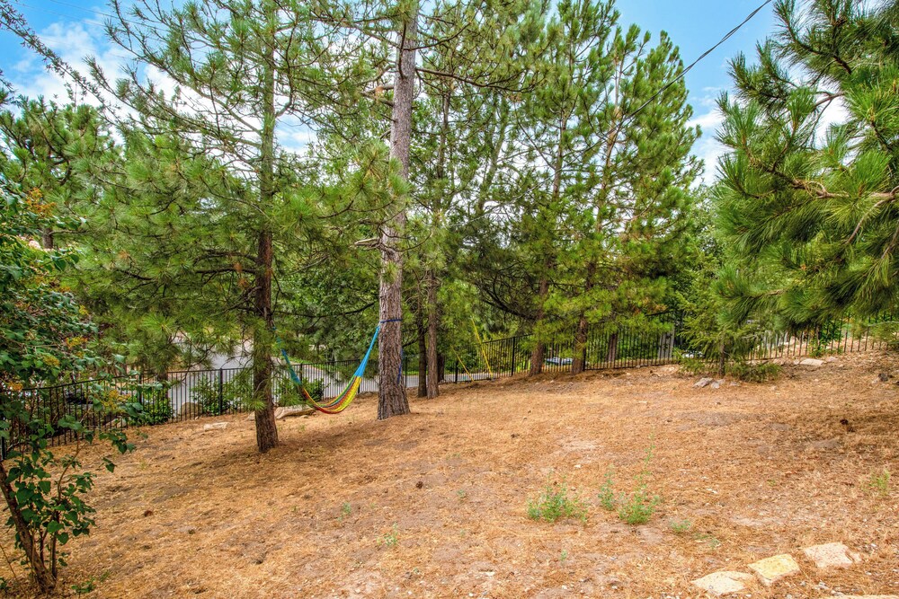 Walk to Lake Arrowhead: Peaceful Mountain Retreat!