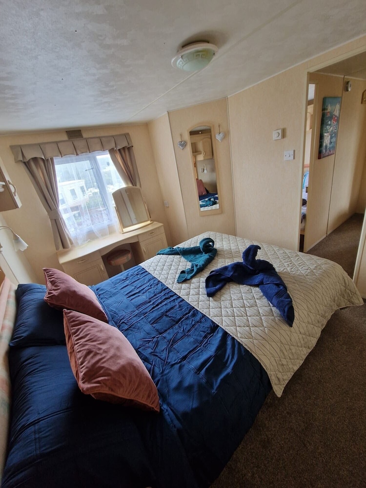 Caravansleeps6-parking-pool-mountain-petsok