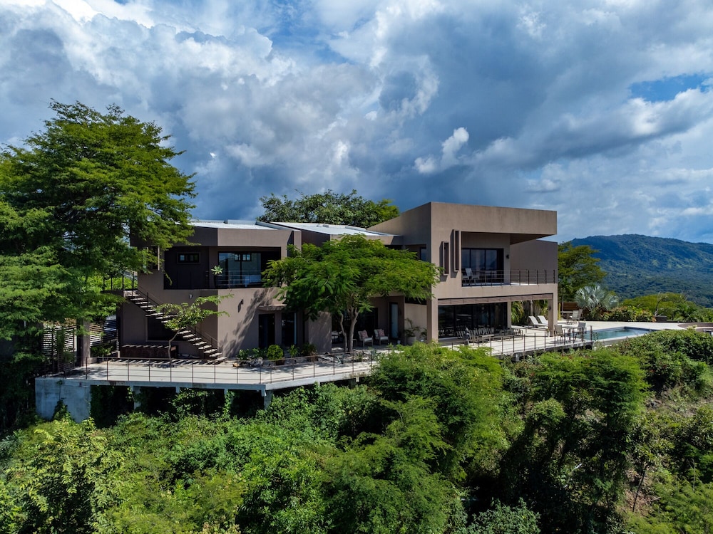 Luxury 5BR Oceanview Villa with Infinity Pool, King Beds, and Sunset Views Over Playa Prieta