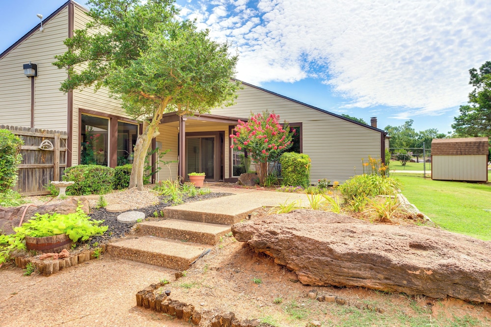 Edmond Townhome w/ Pool Access Near Arcadia Lake! view 5