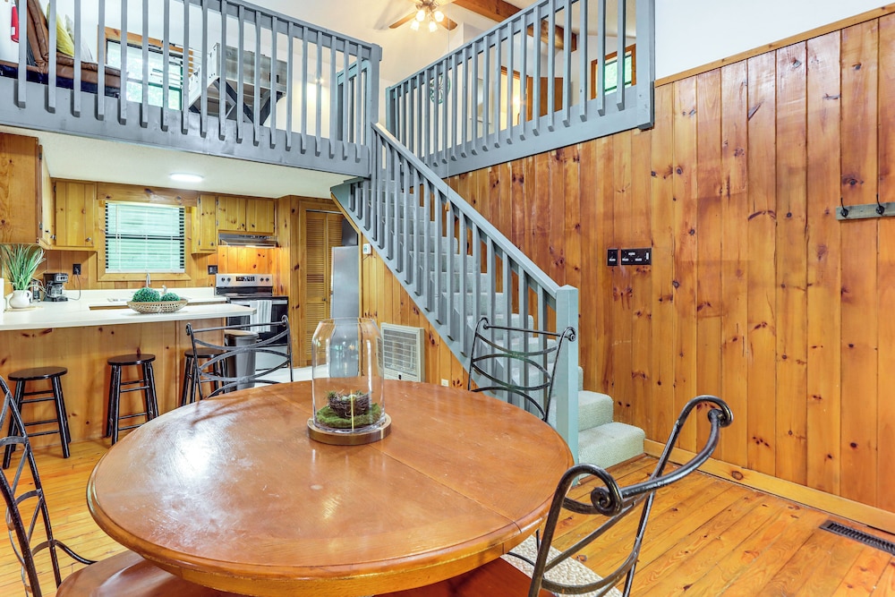 Cartecay River Retreat w/ Yard & Screened Porch!