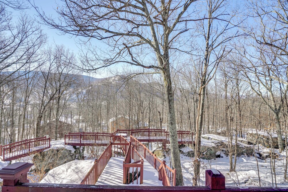 < 1 Mi to Hunter Mtn: Spacious Home w/ Hot Tub!