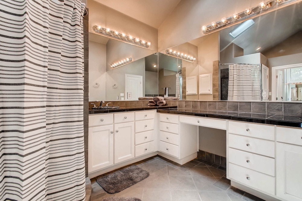 Luxury 4 Bedroom Home in Central Austin