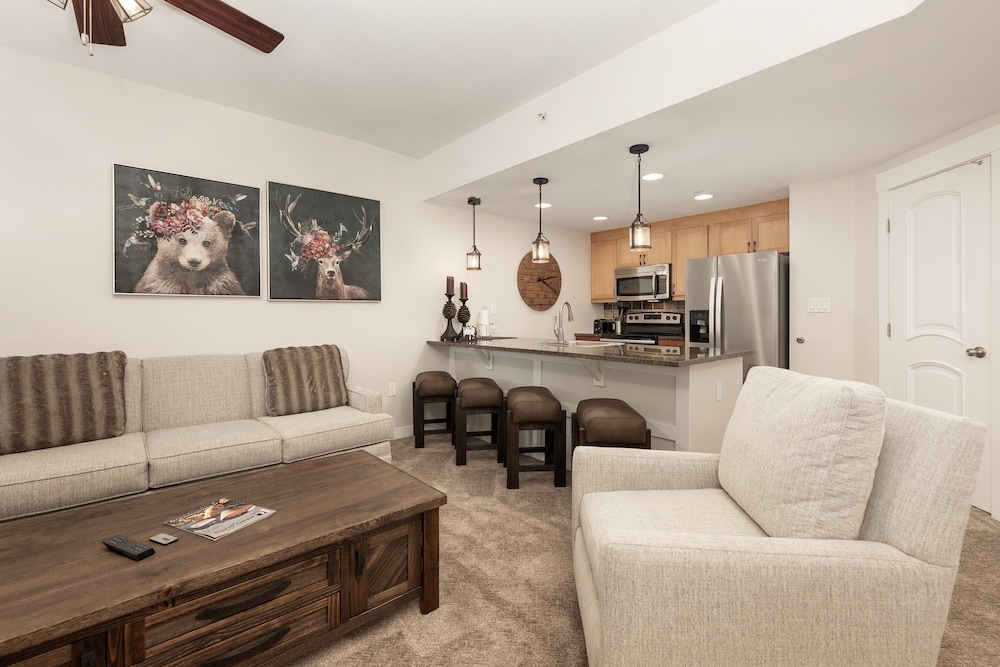 Premium Unit 4663 - One Bedroom w/Full Kitchen - Fraser Crossing/Founders Pointe 1 Condo