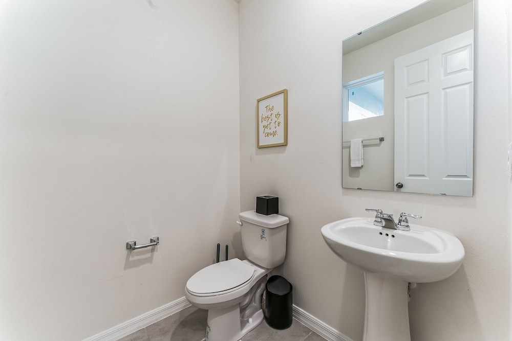 Coconut Breeze With Private Backyard Pool And Spa 5 Bedroom Home