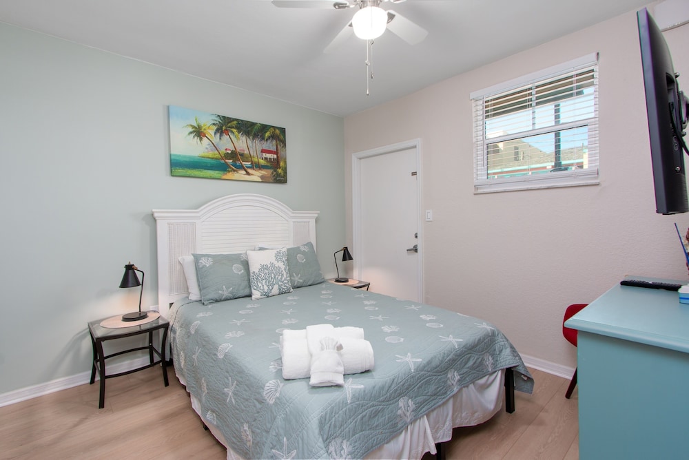 Clearwater Beach Suites 106 2 Bedroom Condo by RedAwning - Image 2