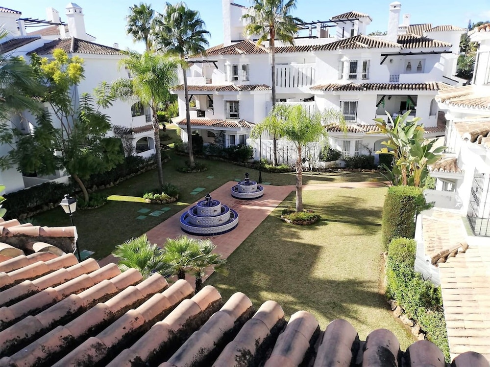Top Floor 2 Bedroom Duplex 360 Views F-5