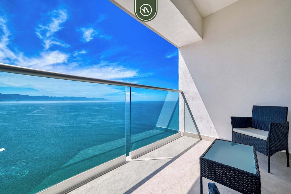 New Oceanfront 1 BR Condo - Gym - Beach - Pool