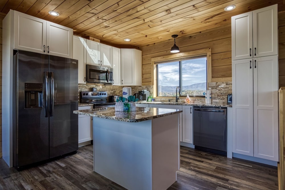 Smoky Lake Retreat 3 Bedroom Cabin by RedAwning view 3