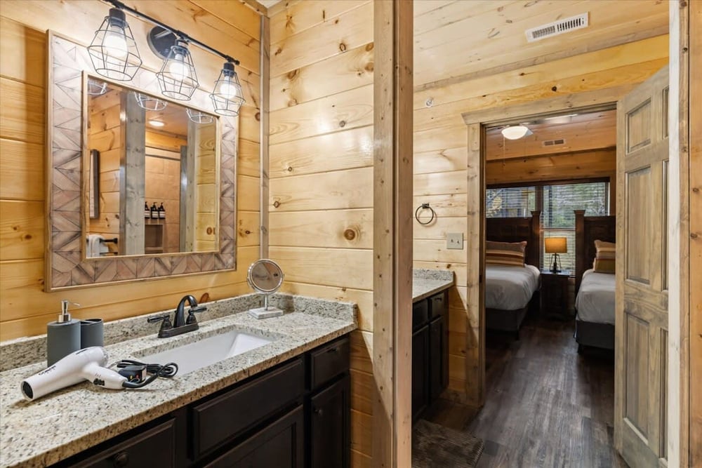 NEW - 1 Location Cabin Pool Hot Tub Arcade HL