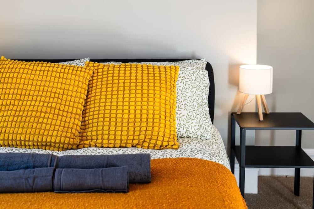 2 Bedroom Flat - Free Parking