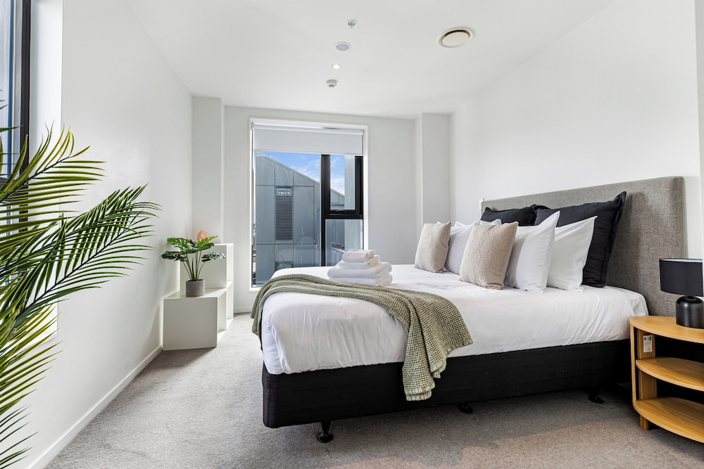 Pool, Gym & Modern 2BR Sky Tower View Zodiak Stays