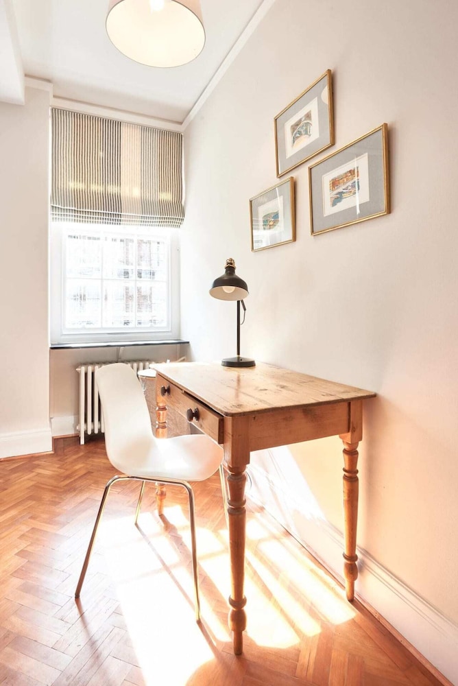 Sunny and Bright Flat, 2 Minutes From Hyde Park