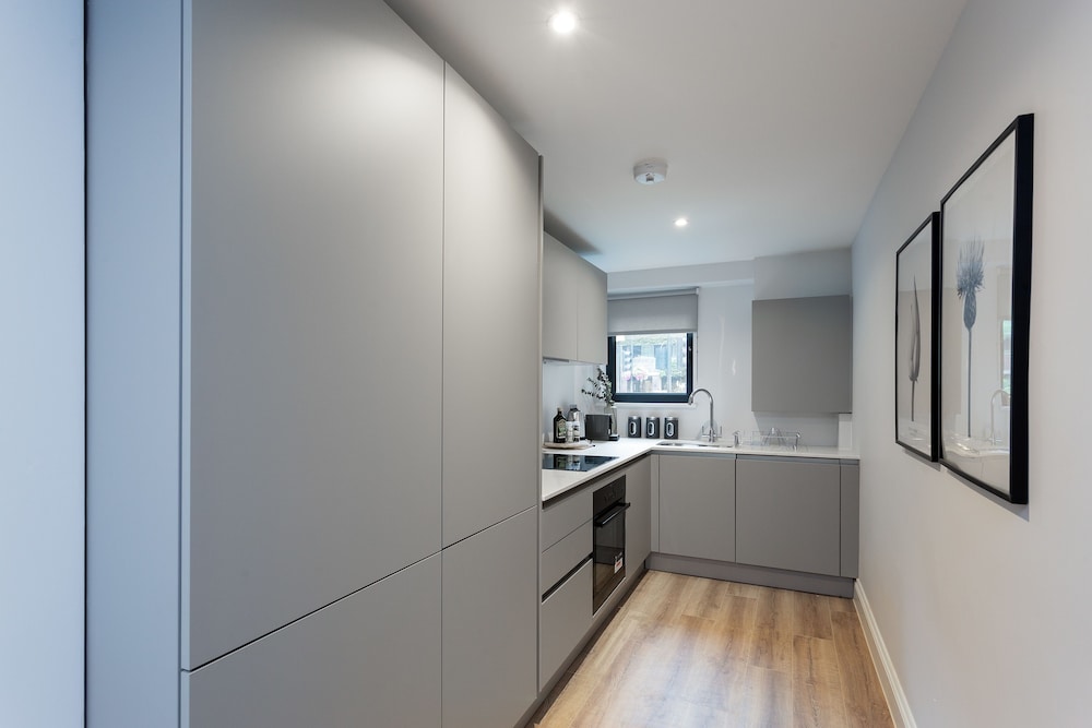 The Carlyle - Elegant Serviced Apartments