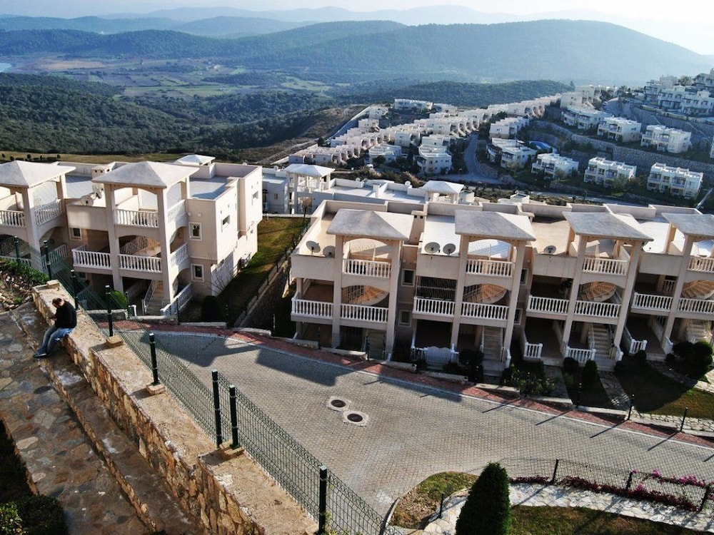 1 Bedroom Apartment Lake View 3 by Likya Global